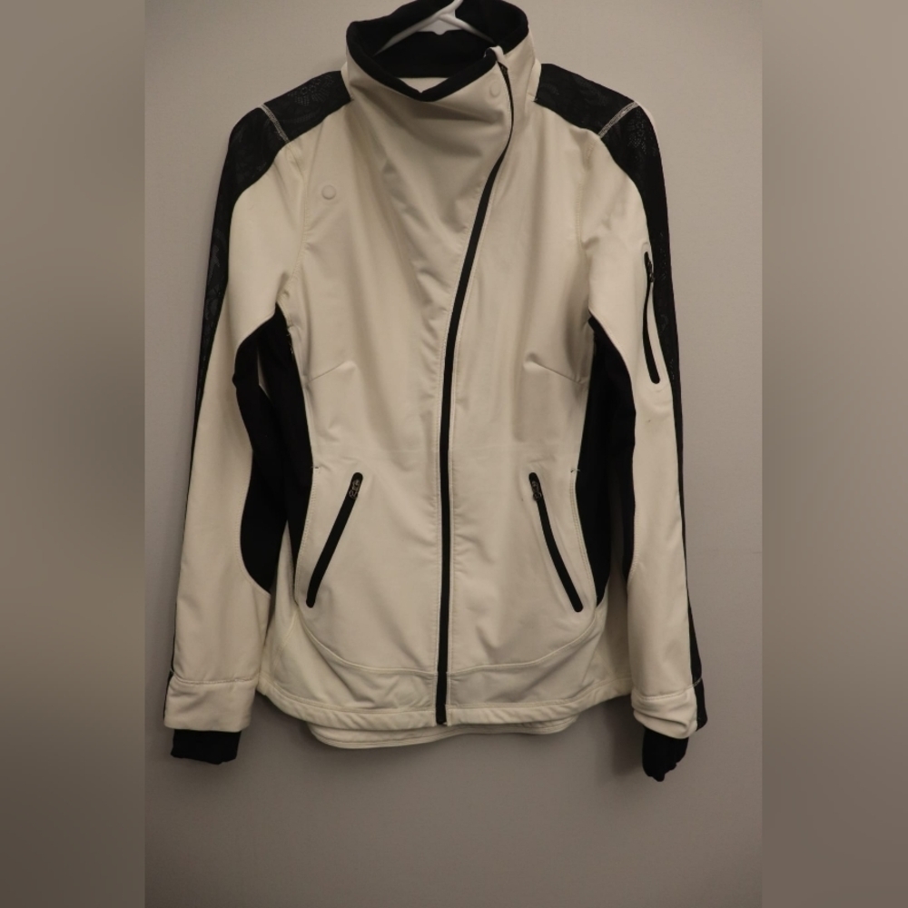 Lululemon Run Draft Dodger Jacket. Polar Cream. Size 6